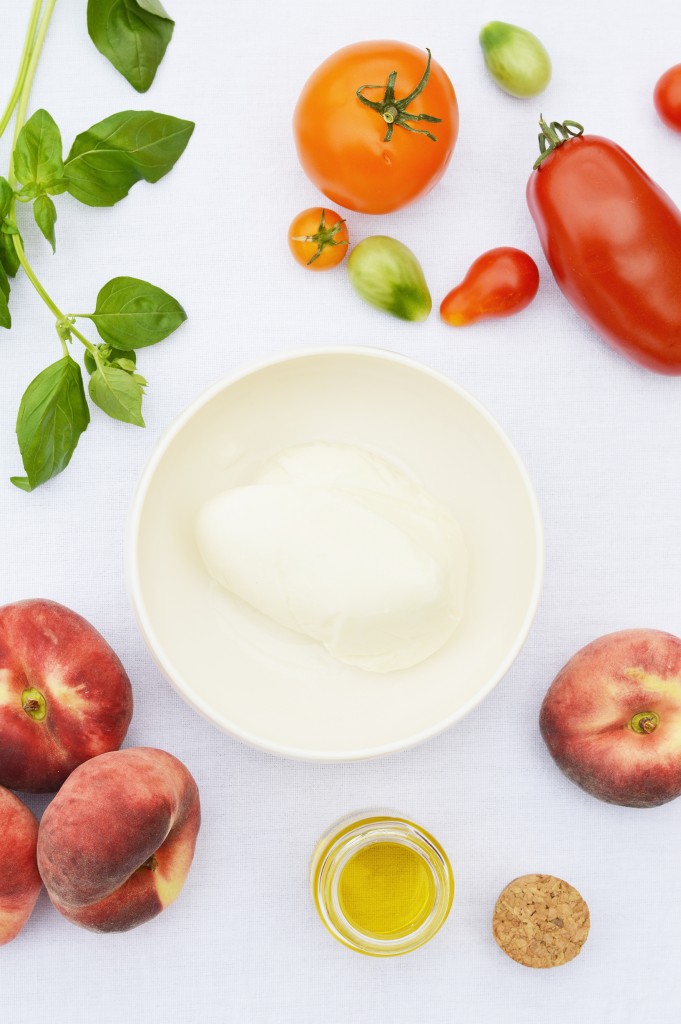 Ingrédients salade pêche - tomate - burrata - basilic - Plus une miette dans l'assiette
