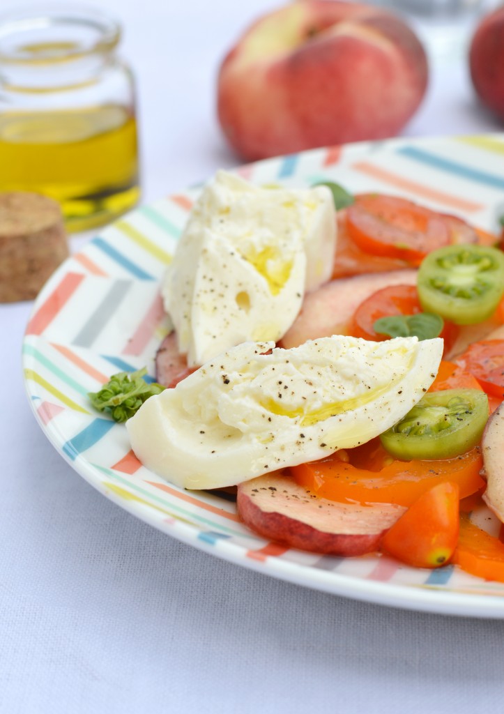 Salade pêche - tomate - burrata - basilic - Plus une miette
