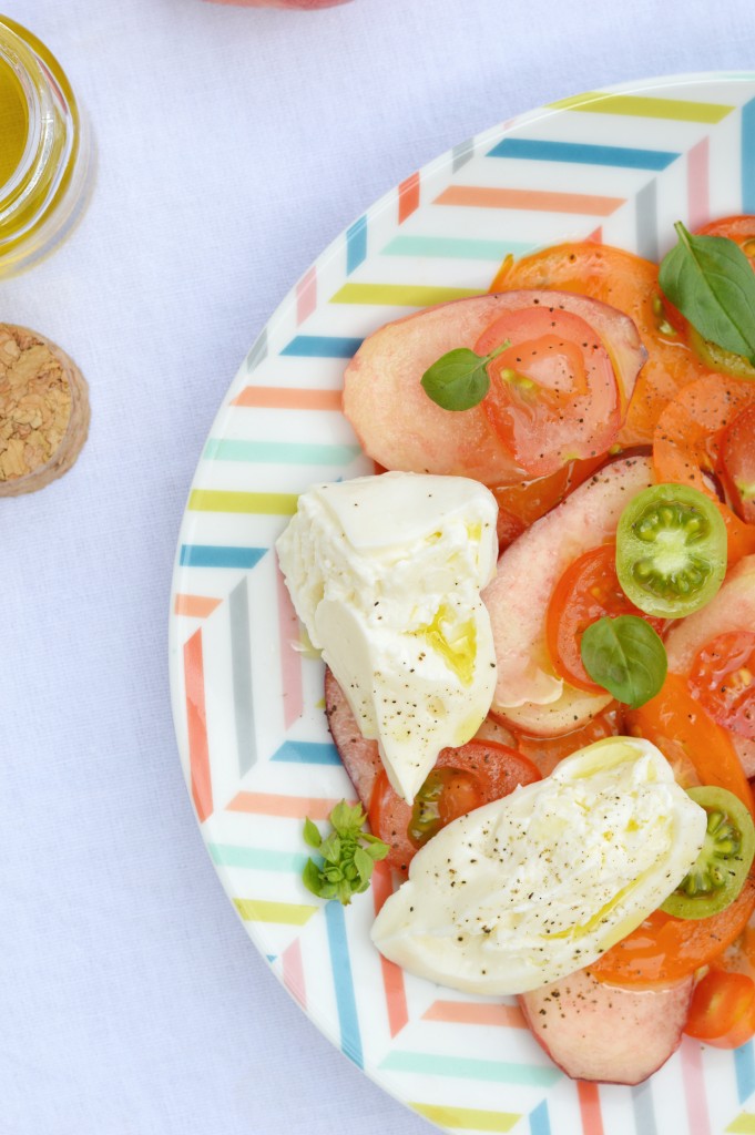 Salade pêche - tomate - burrata / Plus une miette