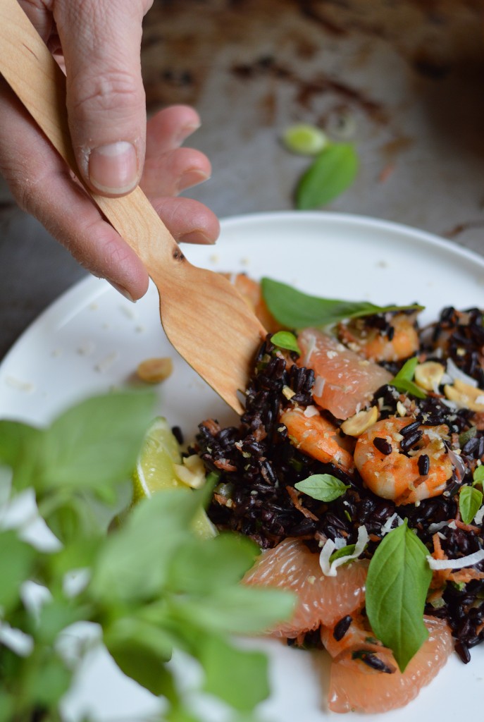 Riz vénéré au lait de coco, crevette et pamplemousse de Floride par plus une miette dans l'assiette