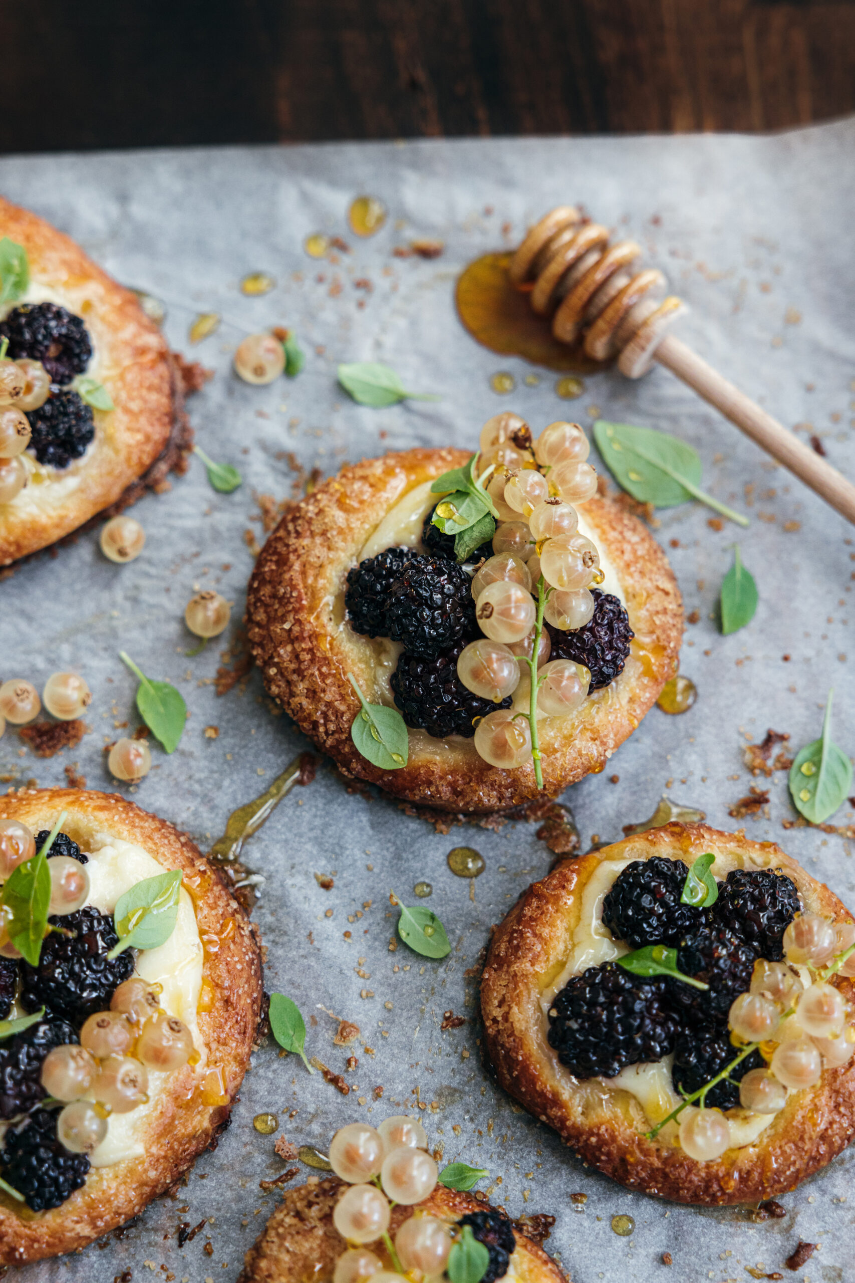 Tarte briochées mure groseille basilic
