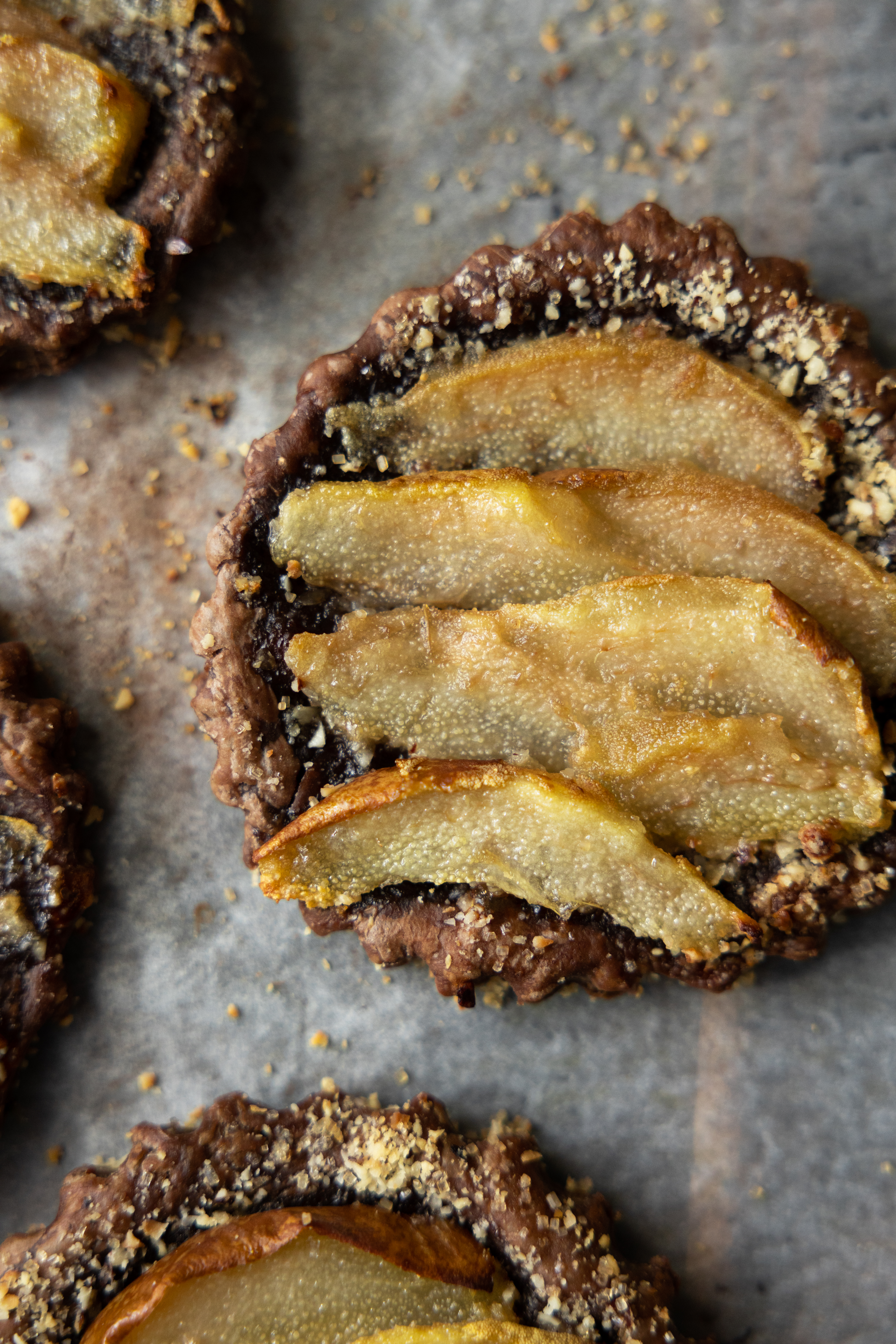 Tartes fines coco poires noisettes by Plus une miette dans l'assiette