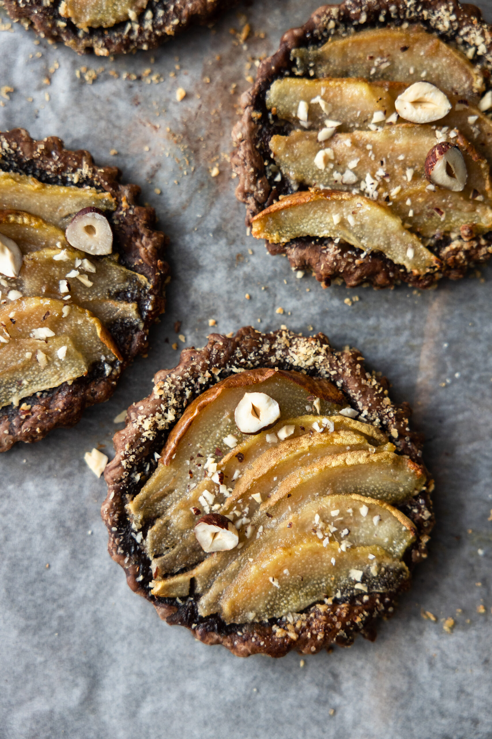 Tartes fines coco poires noisettes par Plus une miette dans l'assiette