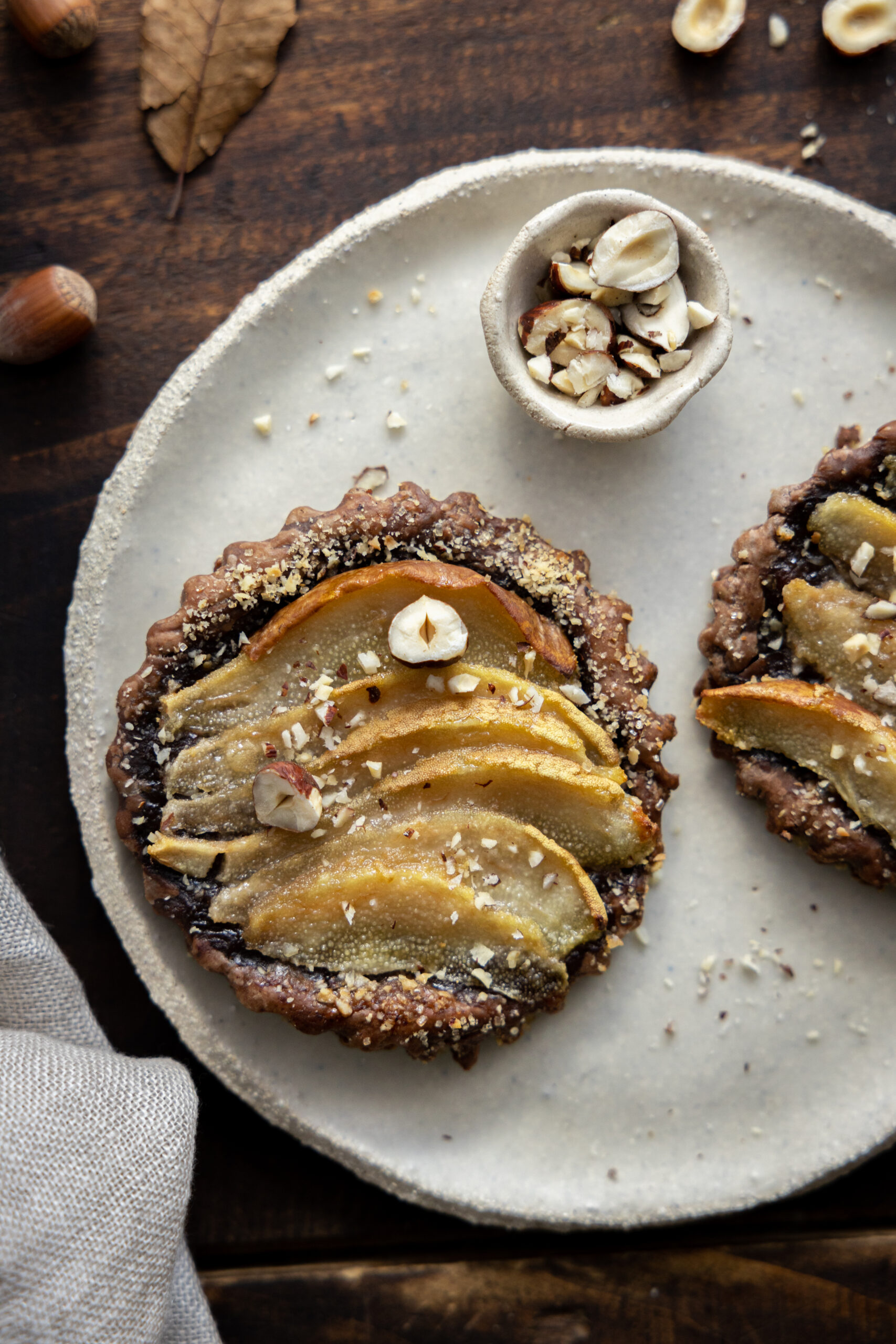 Tartes fines coco poires noisettes de Plus une miette dans l'assiette