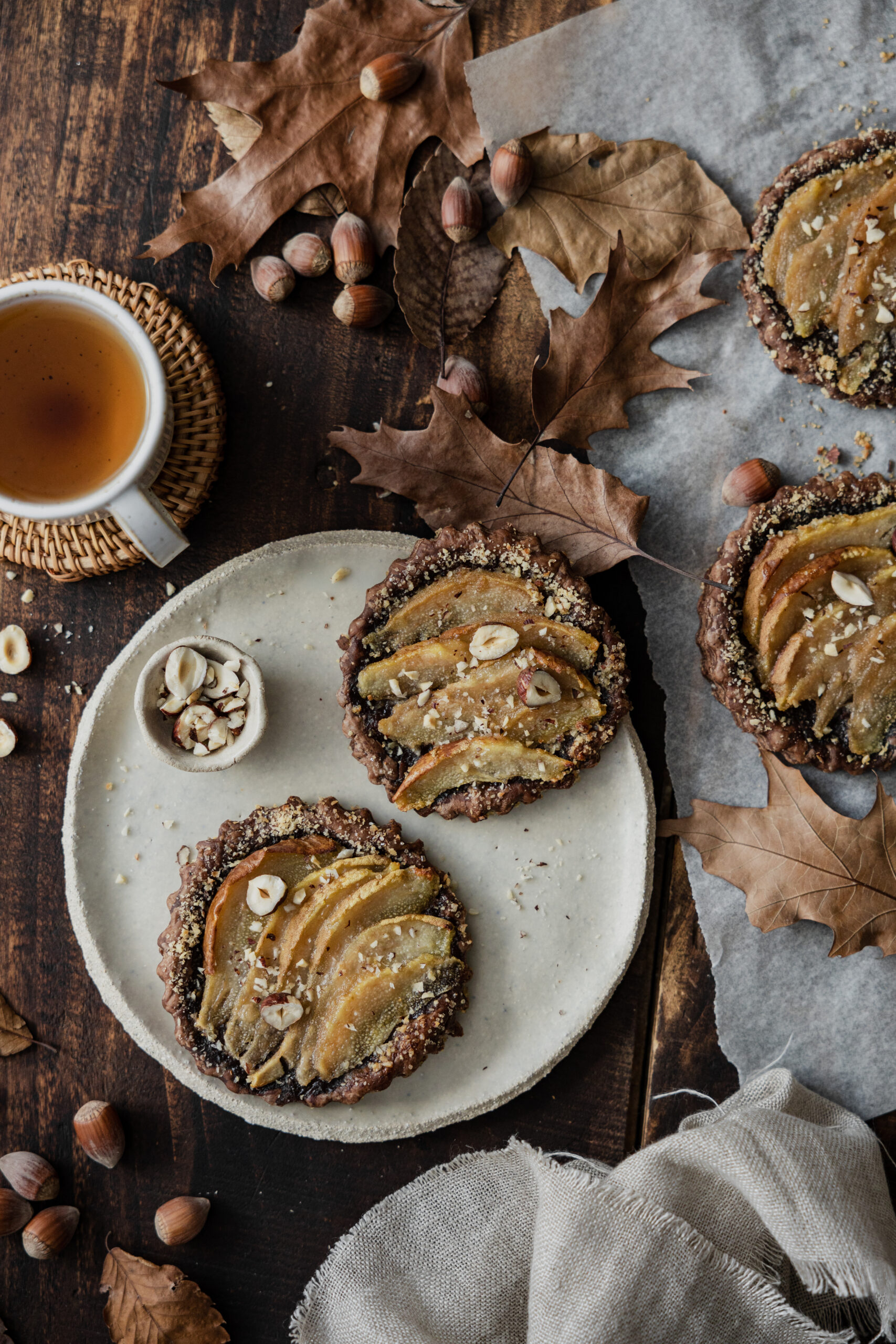 Tartes fines coco poires noisettes par Plus une miette