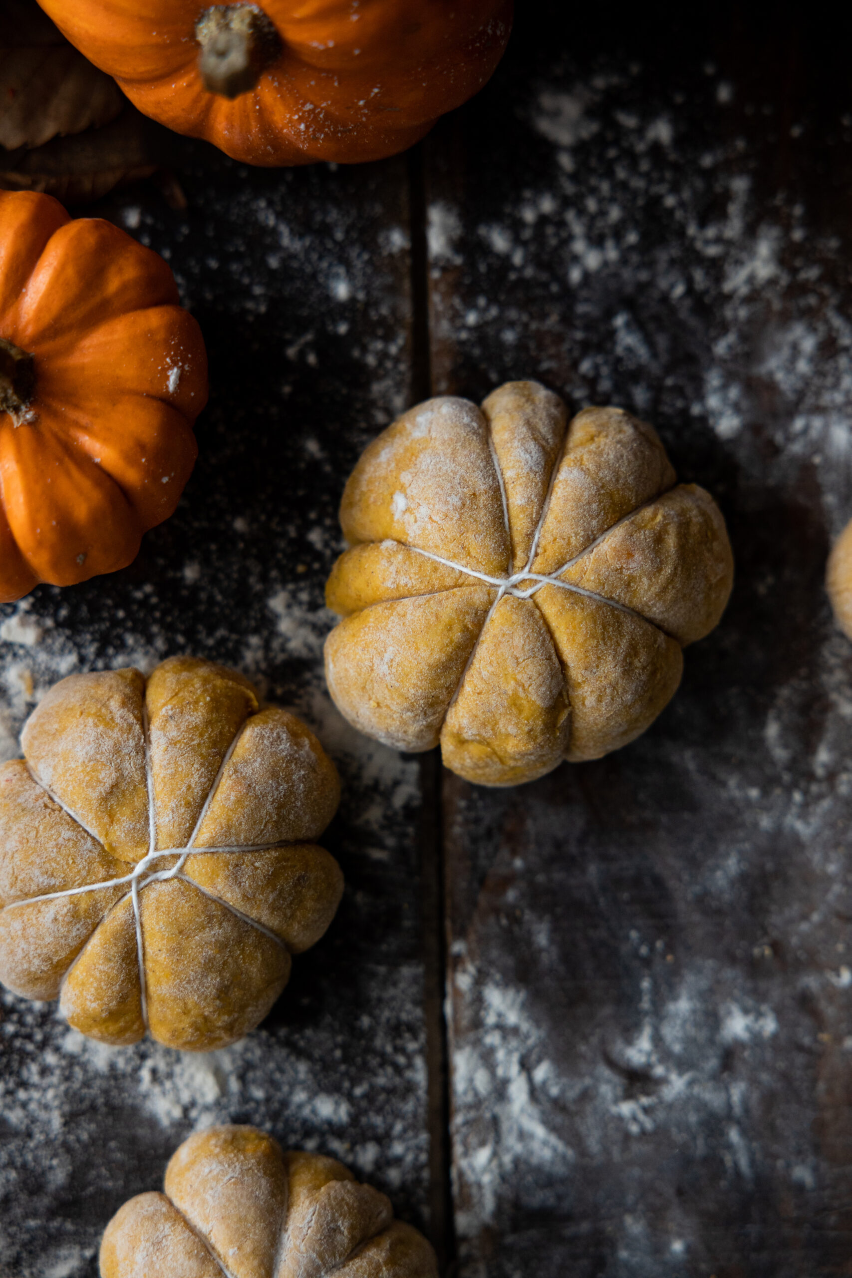 Brioches citrouille au chocolat de Plus une miette dans l'assiette